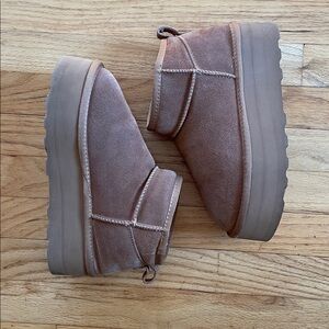 Cushionaire Hippy Women’s Platform Ankle Boot | suede UGG style boot | size: 8